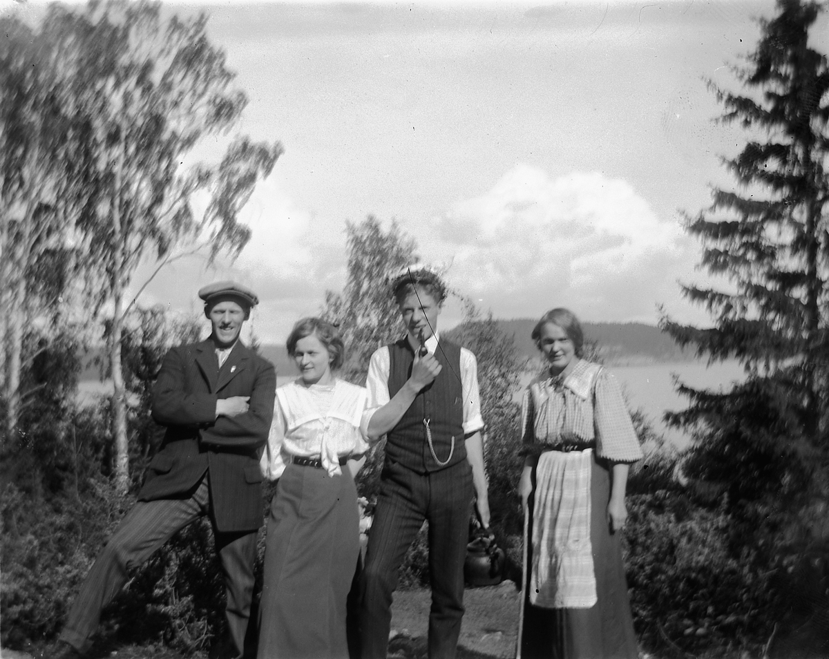 Johs. (Johannes) Johannessen, Gruppe 4 Jessnes. Nr. 2 fra venstre er Anna Marie Johannessen, Til høyre; Monsen. De øvrige ukjente.