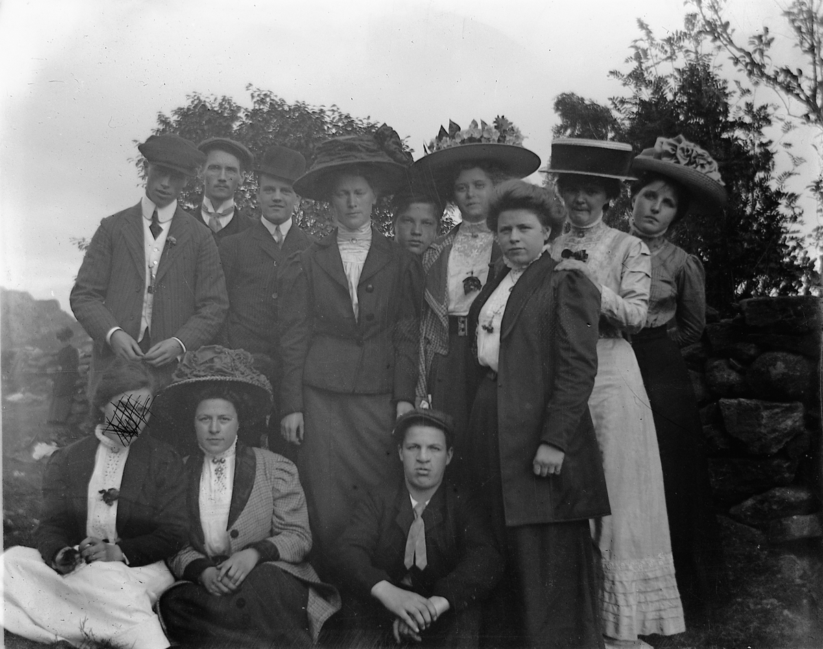 Johs. (Johannes) Johannessen, Gruppe menn og kvinner i finklær.