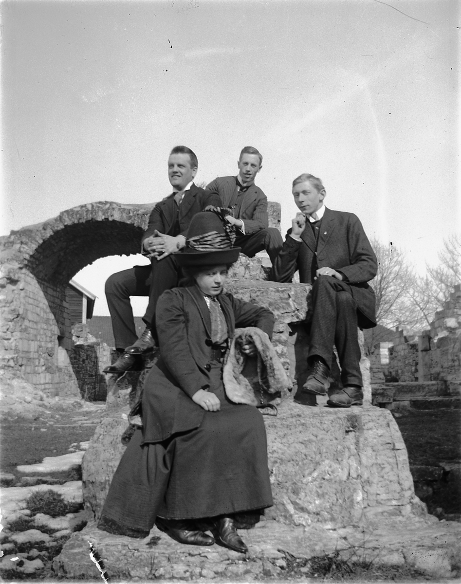 Johs. (Johannes) Johannessen, En kvinne og tre menn sitter på domkirkeruinene i Hamar. Johs Johannessen til høyre?