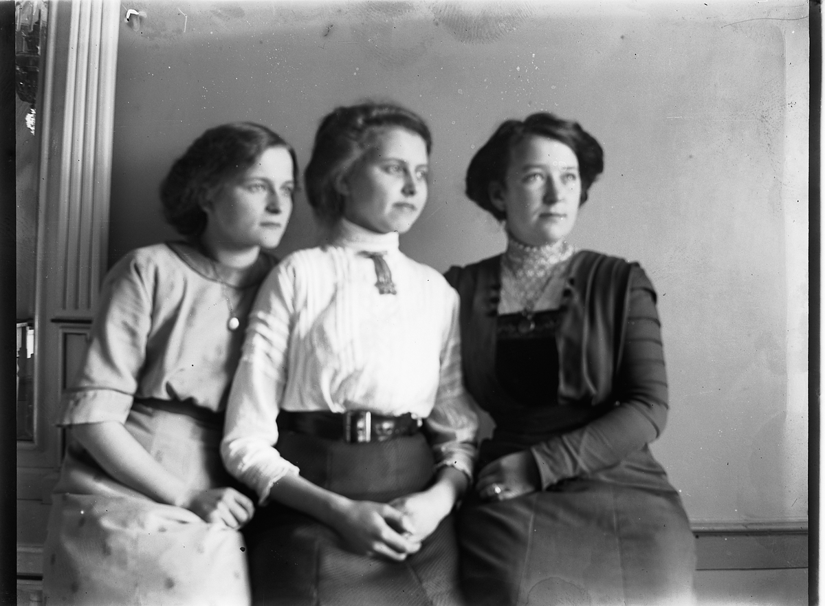 Johs. (Johannes) Johannessen, F.v Anna Marie Johannessen, ukjent, ukjent.