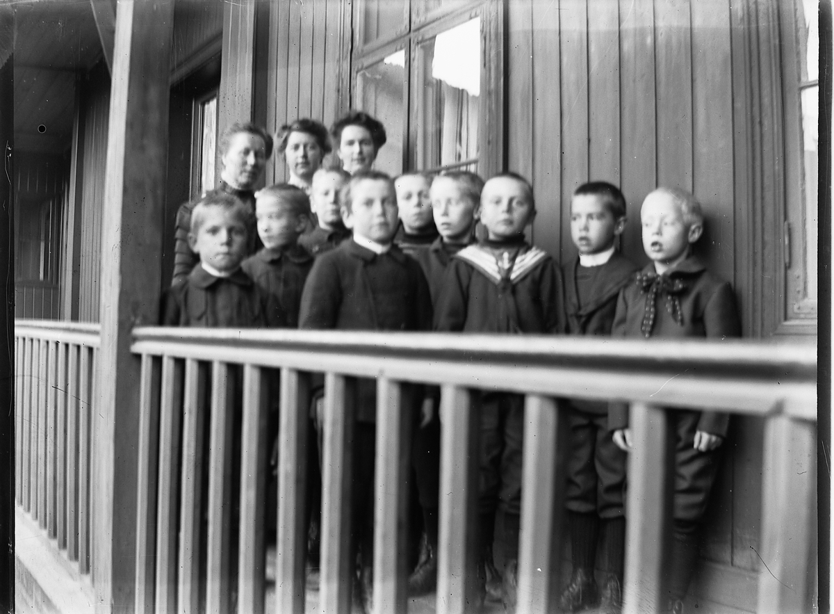 Johs. (Johannes) Johannessen, Gruppe 12, kvinner,gutter, ukjente, svalgang.
