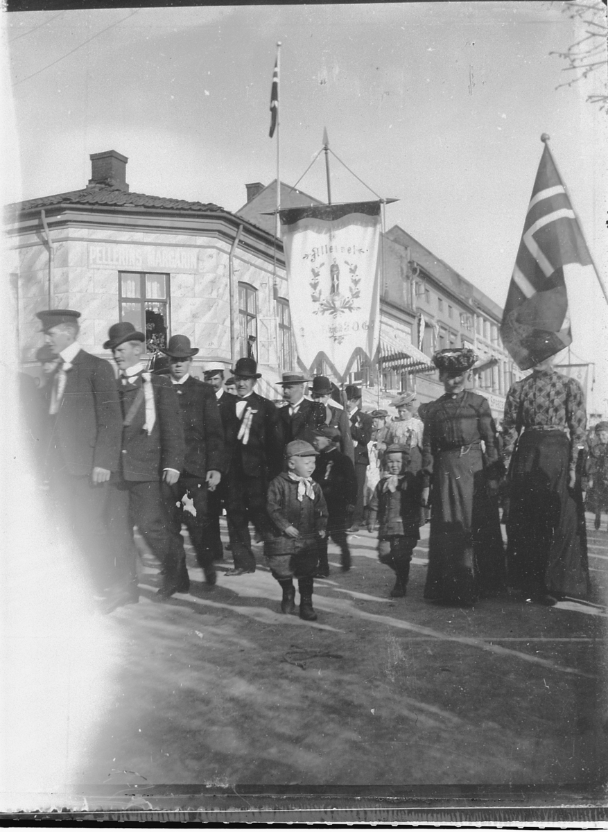 Johs. (Johannes) Johannessen, 1. mai-tog i 1910 utenfor Strandgata 15 i Hamar.