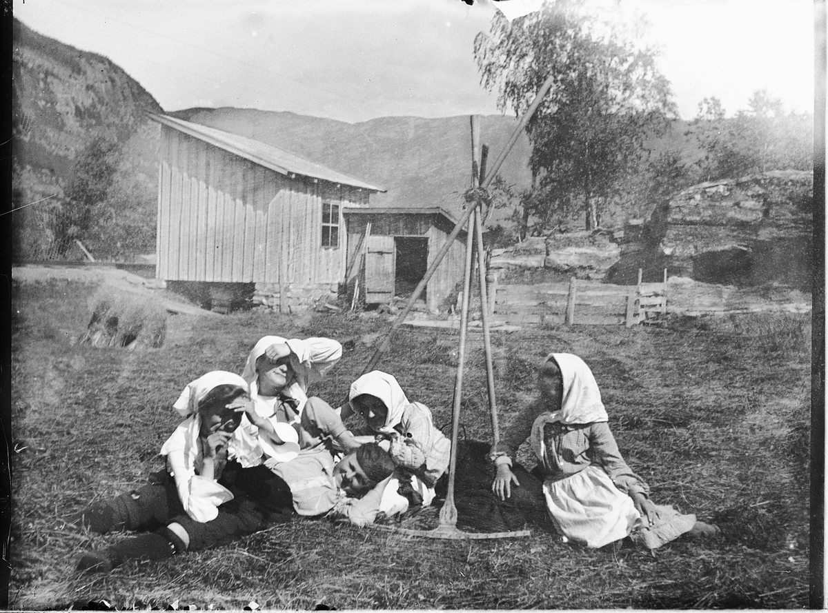 Johs. (Johannes) Johannessen, Tre jenter med skaut og en gutt ved noen river.