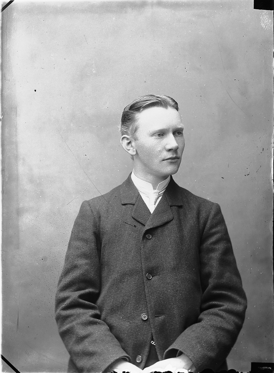 Ragnvald Andersen, Portrett, selvportrett av urmaker Ragnvald Andersen, Hamar.