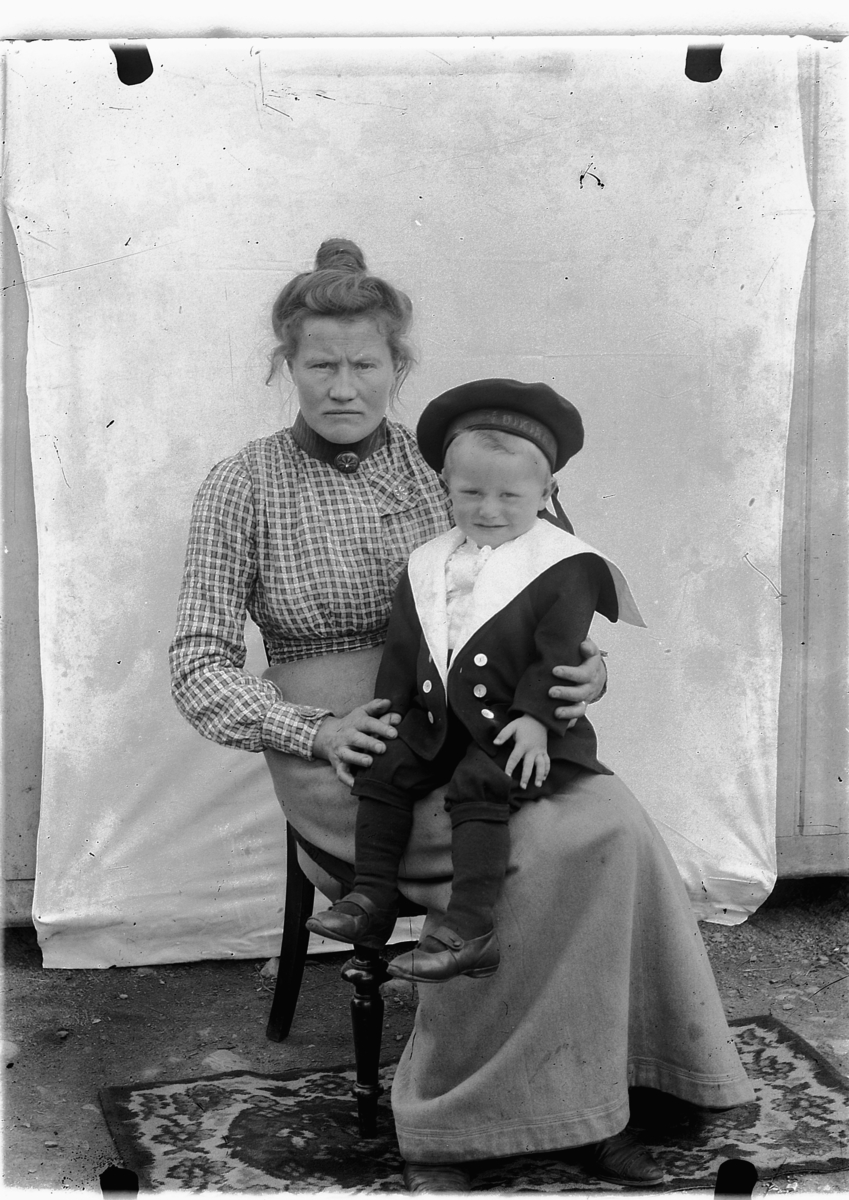 Ragnvald Andersen, Gr. 2. Oleana Mostue med barn på fanget, studioportrett.