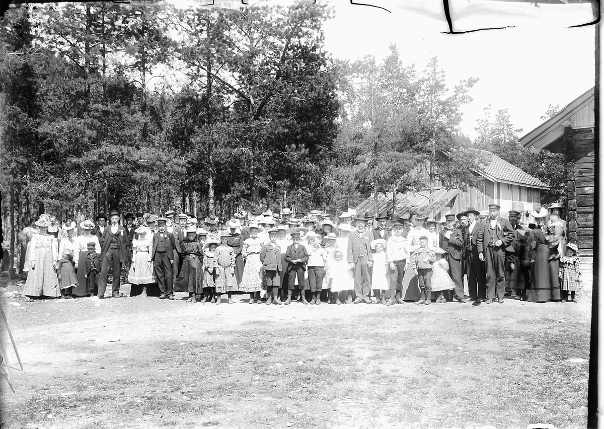 Ragnvald Andersen, Forening på tur. Stor gruppe kvinner, menn og barn.
