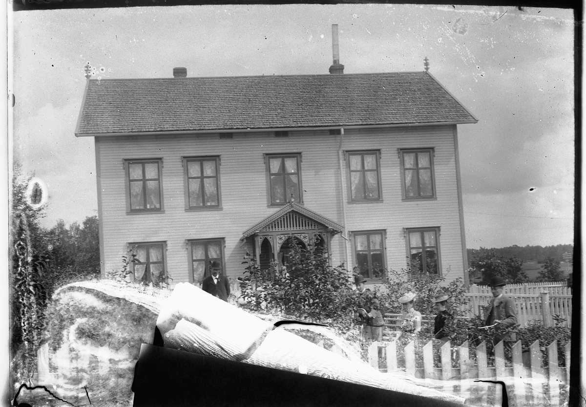 Ragnvald Andersen, Gruppe mennesker i en hage foran et hus.