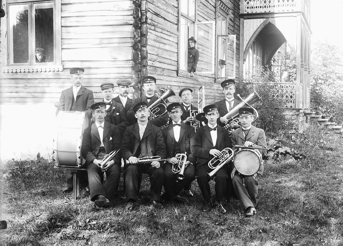 Ragnvald Andersen, Gruppe, elleve musikerer med instrumenter, musikkorps. Kokerimusikken. Foran Kjelsrud, Helgøya.