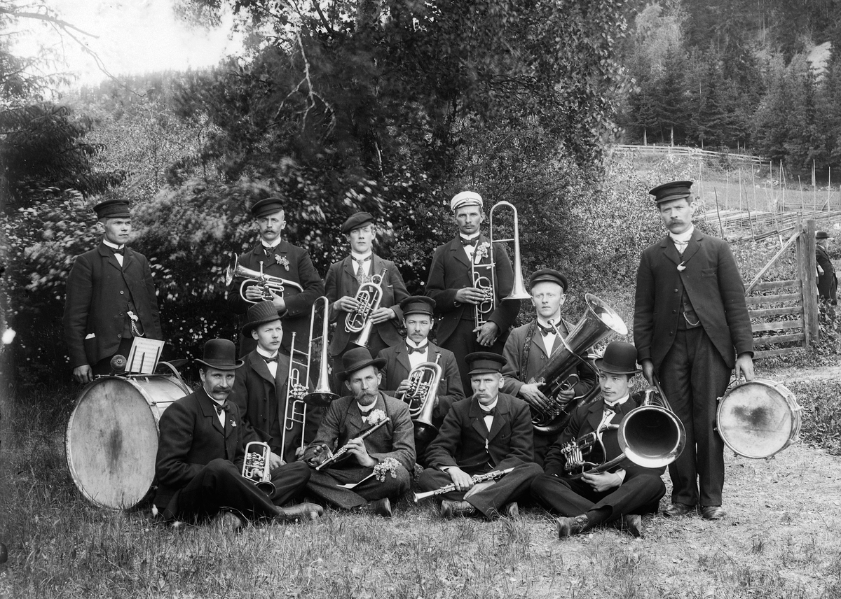 Ragnvald Andersen, Gruppe, tolv musikere med instrumenter, musikkorps. Jernbanemusikken på Kjelsrud gård, Helgøya. Mannen t. h. er Martinus Synstad.