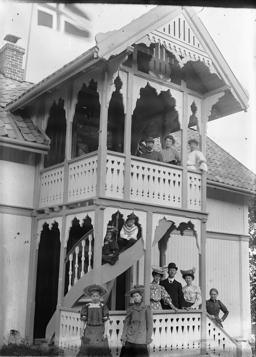 Ragnvald Andersen, Gruppe personer samlet på en veranda.