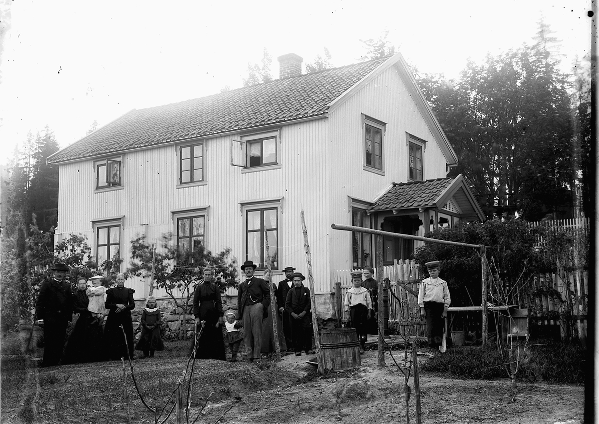 Ragnvald Andersen, Gruppe menn, kvinner og barn. Nylend, Solvang i Hamar.