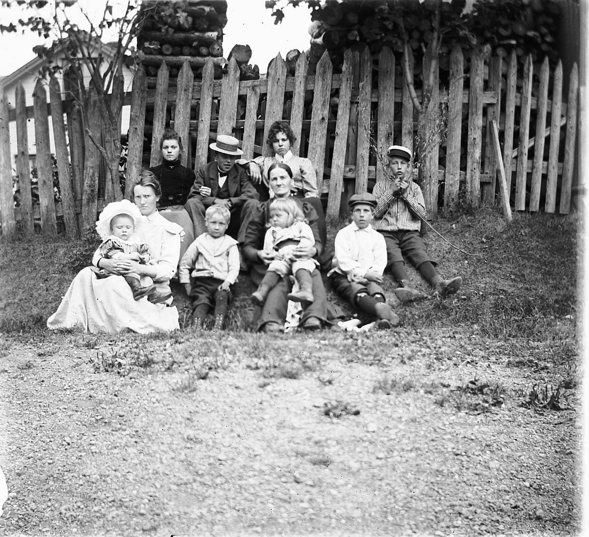 Ragnvald Andersen, Bildet er tatt ca 1901 i Briskeby, Hamar. Foran til venstre Borghild Hermansen, født Mathiasdatter Diseneie, datter til lokomotivfører Mathias Andersen, med den eldste datteren Margit (født 1900) på fanget. I midten Karen Flakstad med to barn. Videre Johanne Vestgård, Johannes Nyberg (Nyborg?) Mari…