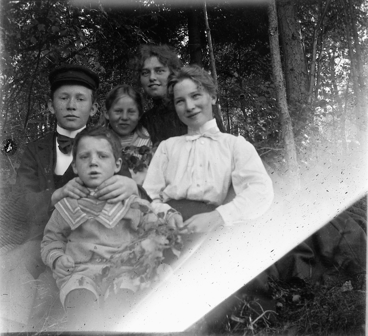 Ragnvald Andersen, Eksteriør, skog. To ukjente gutter og tre jenter.