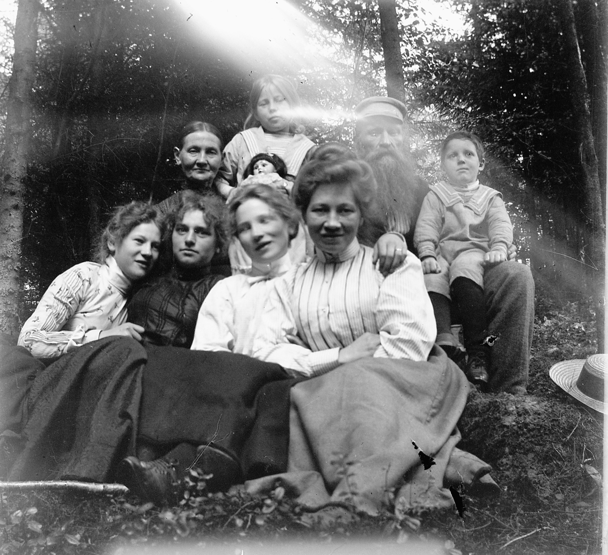Ragnvald Andersen, Ukjent gruppe kvinner, en mann og barn i skogen.