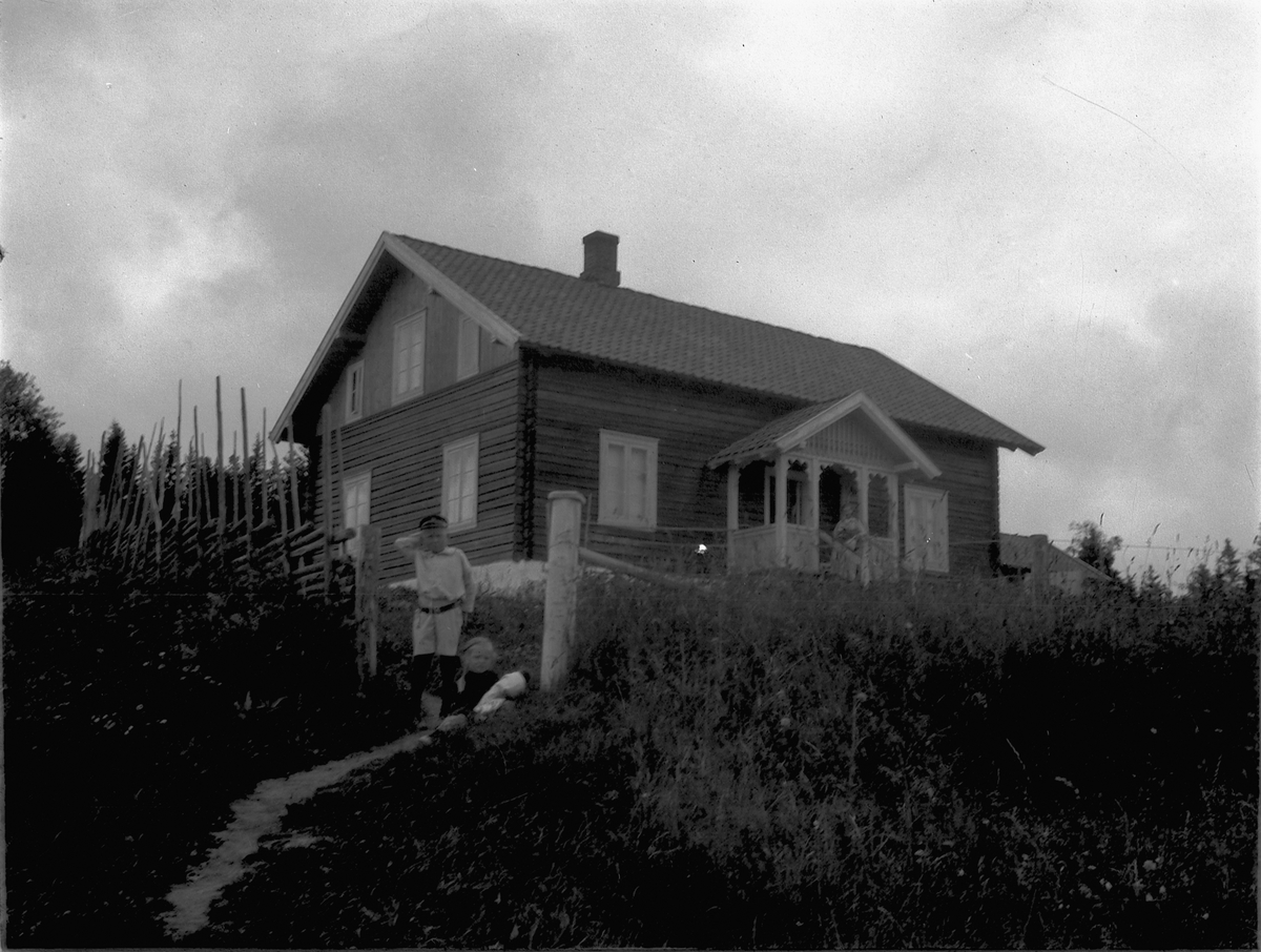 Ragnvald Andersen, To barn foran ukjent hus.