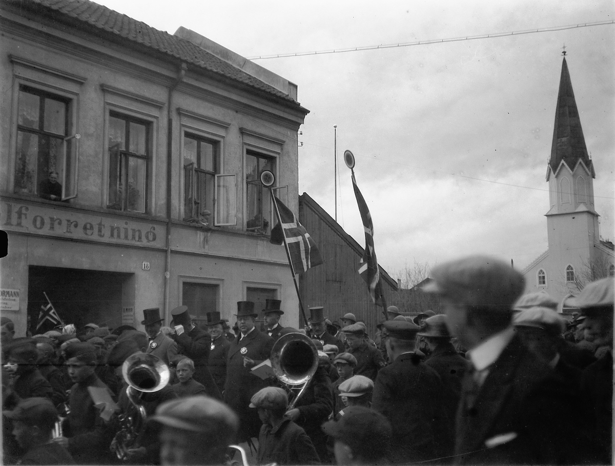 Ragnvald Andersen, 17. mai tog i Grønnegata, Hamar. Metodistkirken i bakgrunnen.