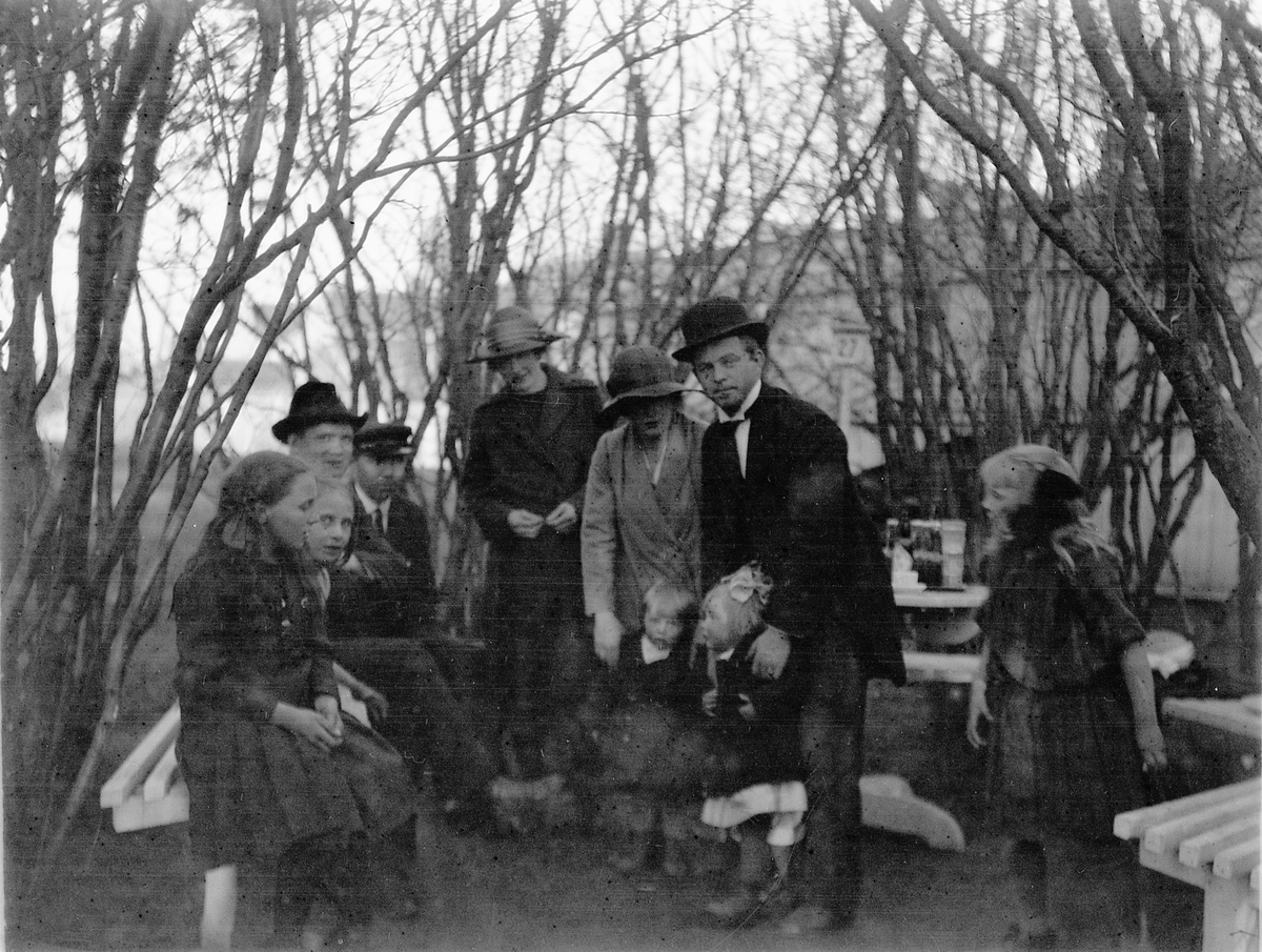 Ragnvald Andersen, Ukjent familie på utflukt i Strandgatehagen i Hamar.