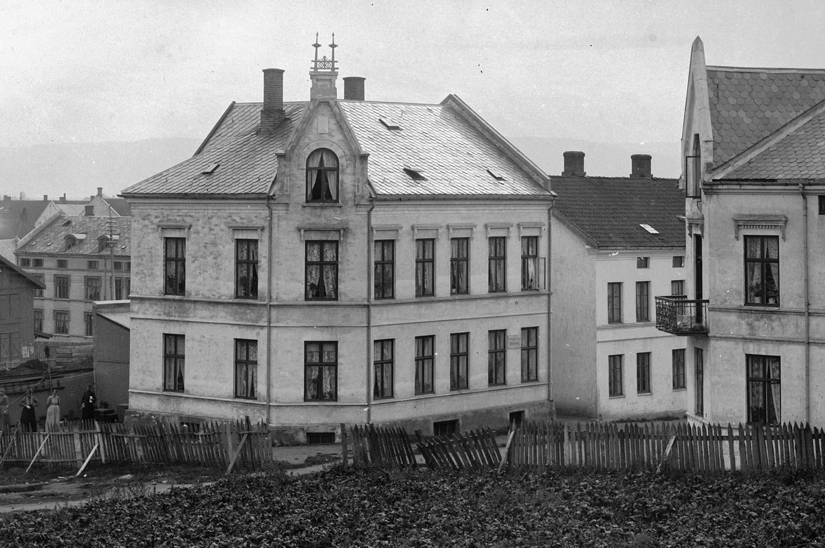 Hans Emil Erichsen, Boliggårder i Håkonsgate, Hamar.