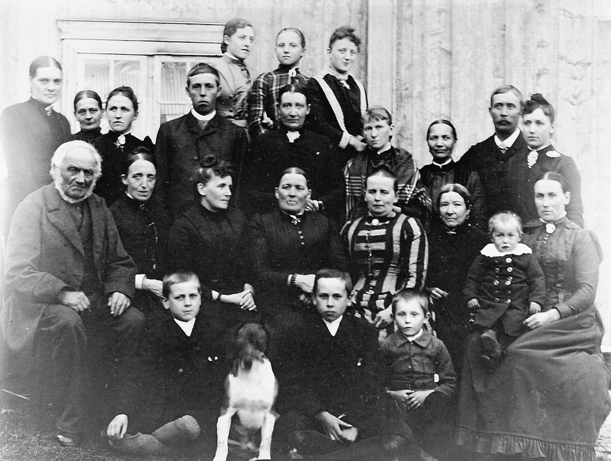 Hans Emil Erichsen, Stor gruppe voksne og barn på Gåskvern, Brumunddal.