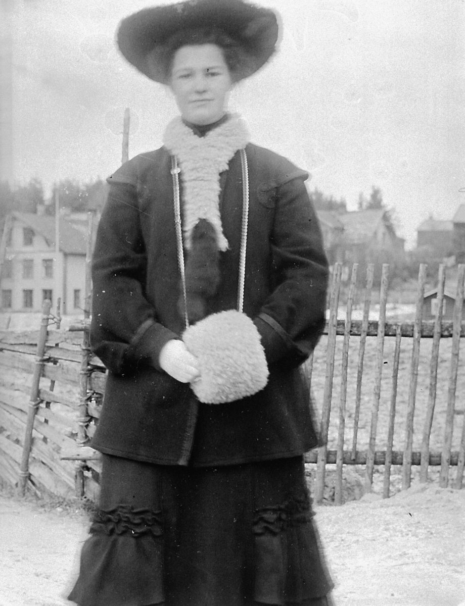 Hans Emil Erichsen, Ukjent kvinne med muffe.