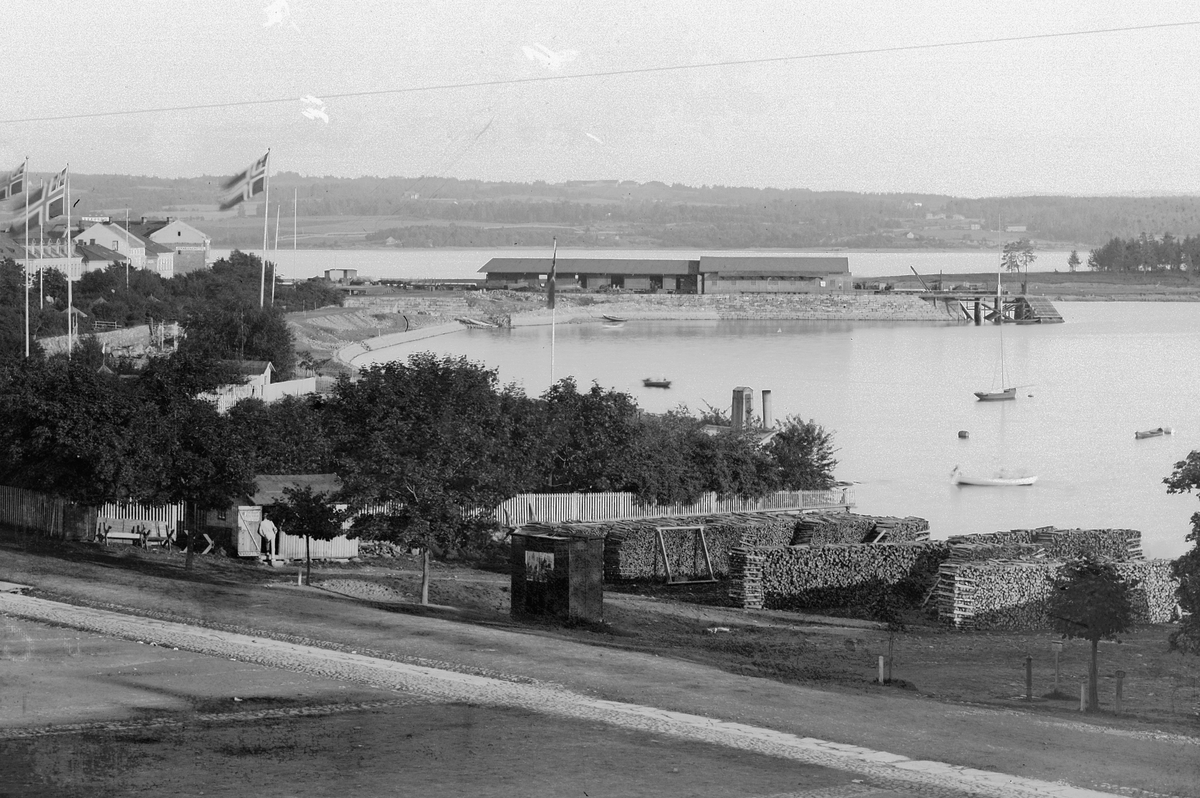 Hans Emil Erichsen, Stortorget, Strandgatehagene og jernbanebrygga. Vedlager ved brygga. Utsikt mot Tjuvholmen. Kanalen.