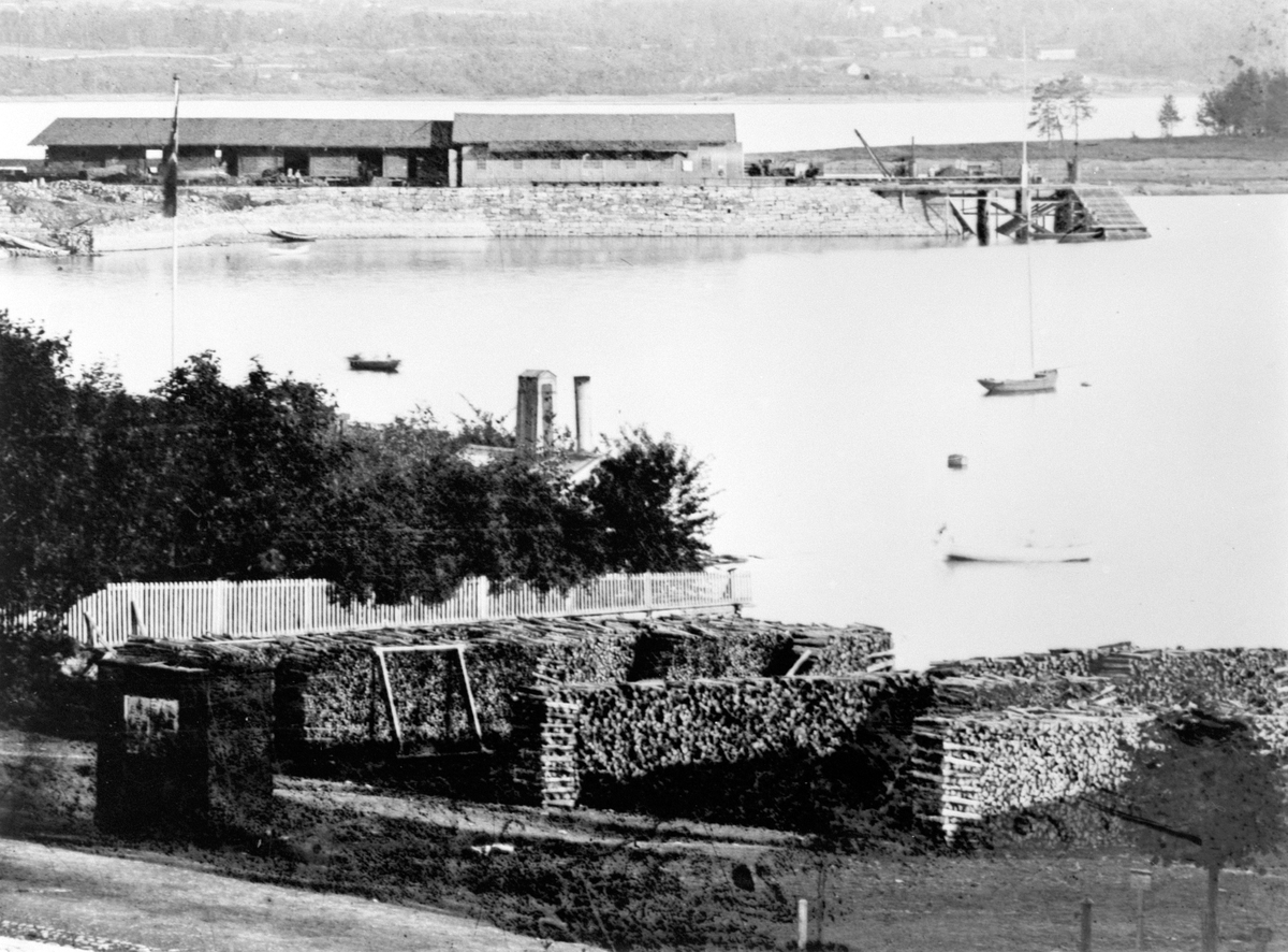 Hans Emil Erichsen, Stortorget, Strandgatehagene og jernbanebrygga. Vedlager ved brygga. Utsikt mot Tjuvholmen. Kanalen. Utsnitt.