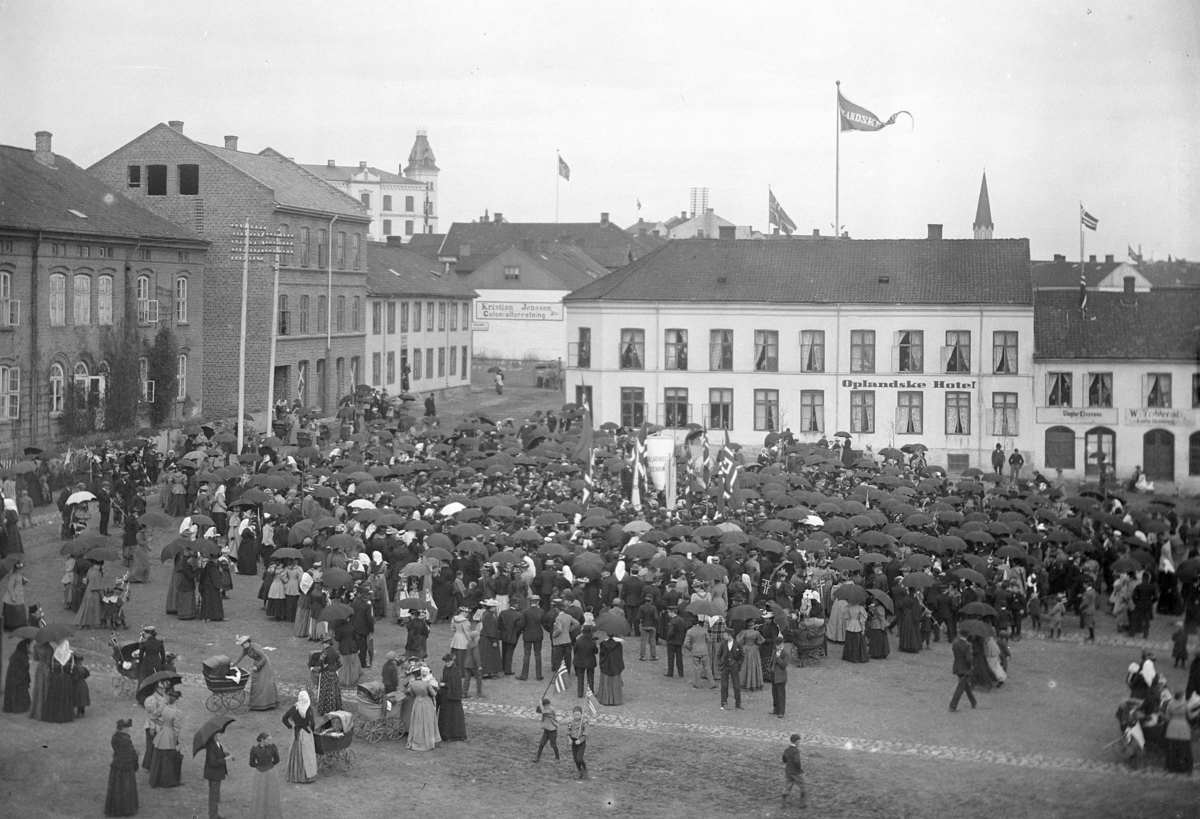 Hans Emil Erichsen, Stortorvet i Hamar 1893. Ansamling av folk foran Oplandske Hotel. Demonstrasjon for "Almindelig stemmerett".