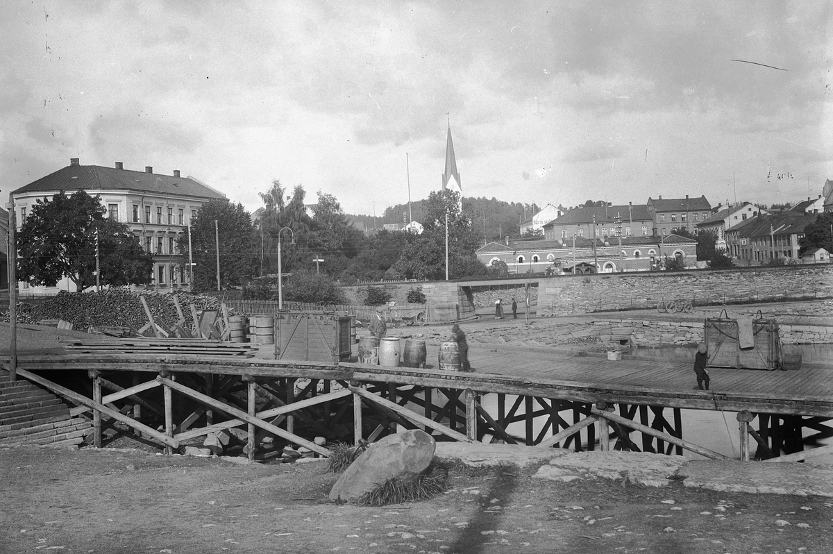 Hans Emil Erichsen, Hamar brygge. Vedlager. Dyrekasser for transport på Mjøsbåtene. Sprittønner. Hamar Domkirke. Basarbygningen.