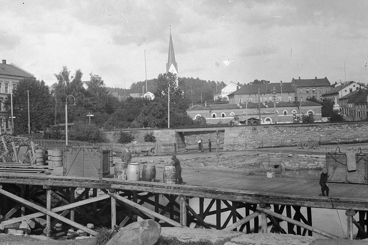 Hans Emil Erichsen, Hamar brygge. Vedlager. Dyrekasser for transport på Mjøsbåtene. Sprittønner. Hamar Domkirke. Basarbygningen.