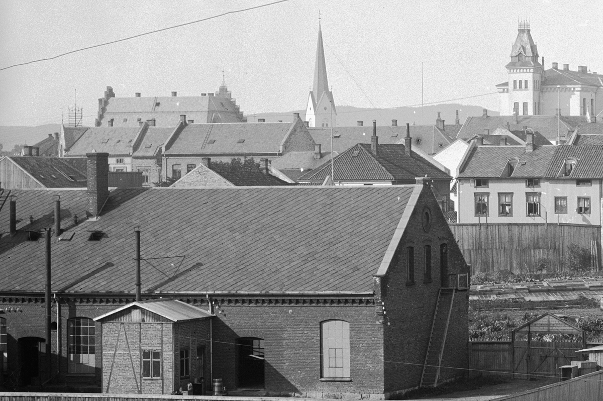 Hans Emil Erichsen, Vangsvegen, Håkonsgate i Hamar. Bebyggelse, Midtbyen skole.