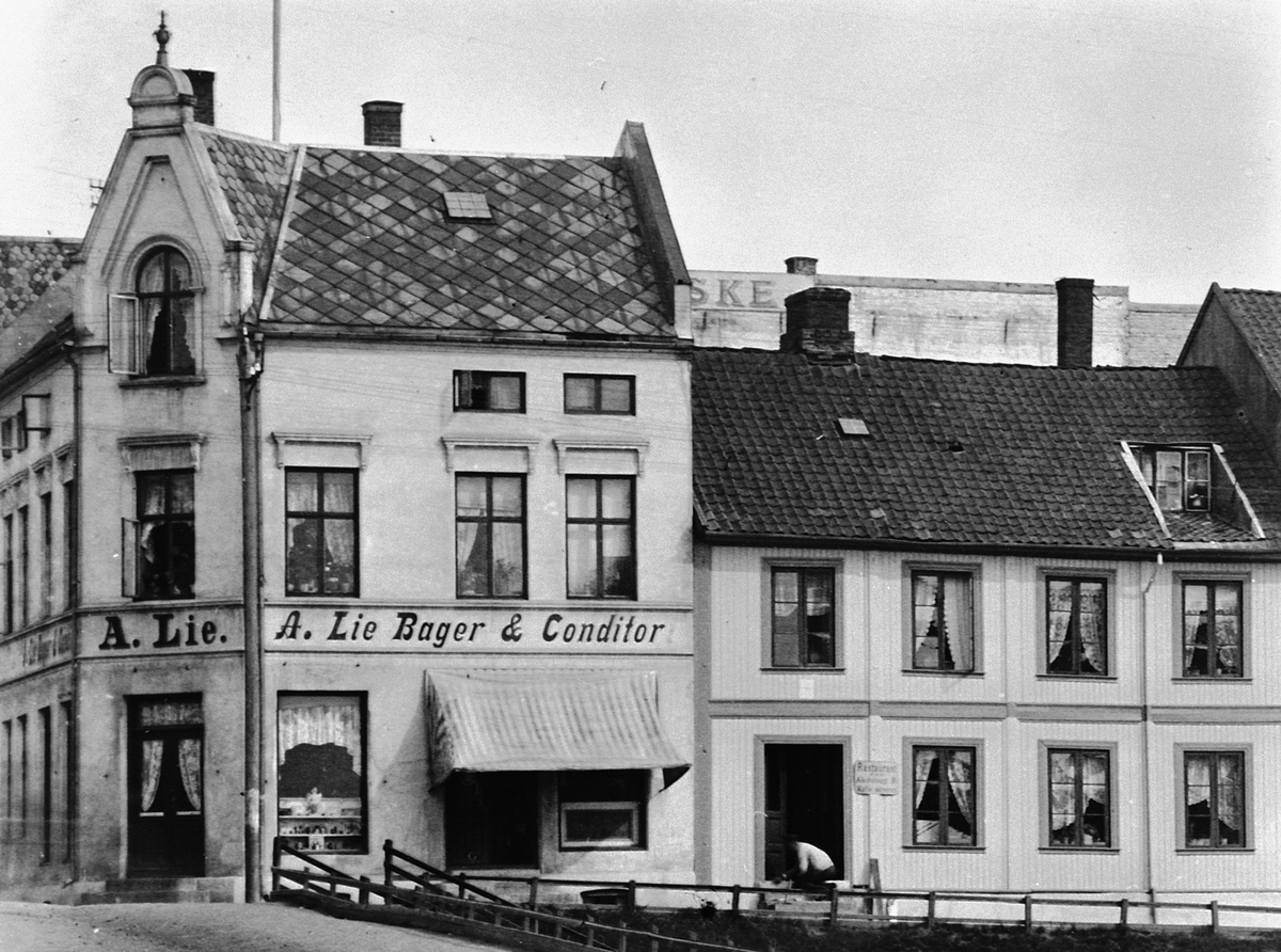 Hans Emil Erichsen, Østre torg. Bebyggelsen langs Grønnegata i Hamar. A. Lie Bager & Conditor. Utsnitt.