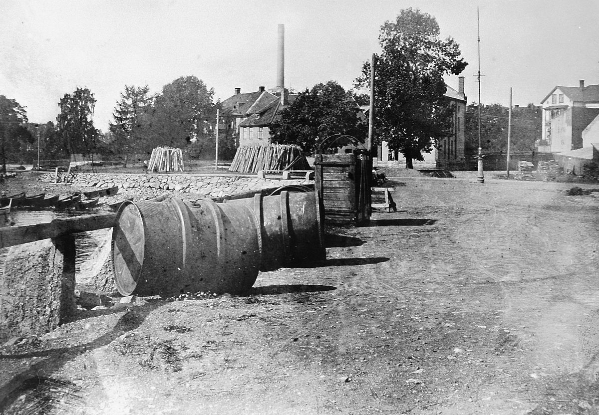 Hans Emil Erichsen, Hamar Brygge på Høiensalodden. Sprittønner. Vedlager. Dyrekasser.