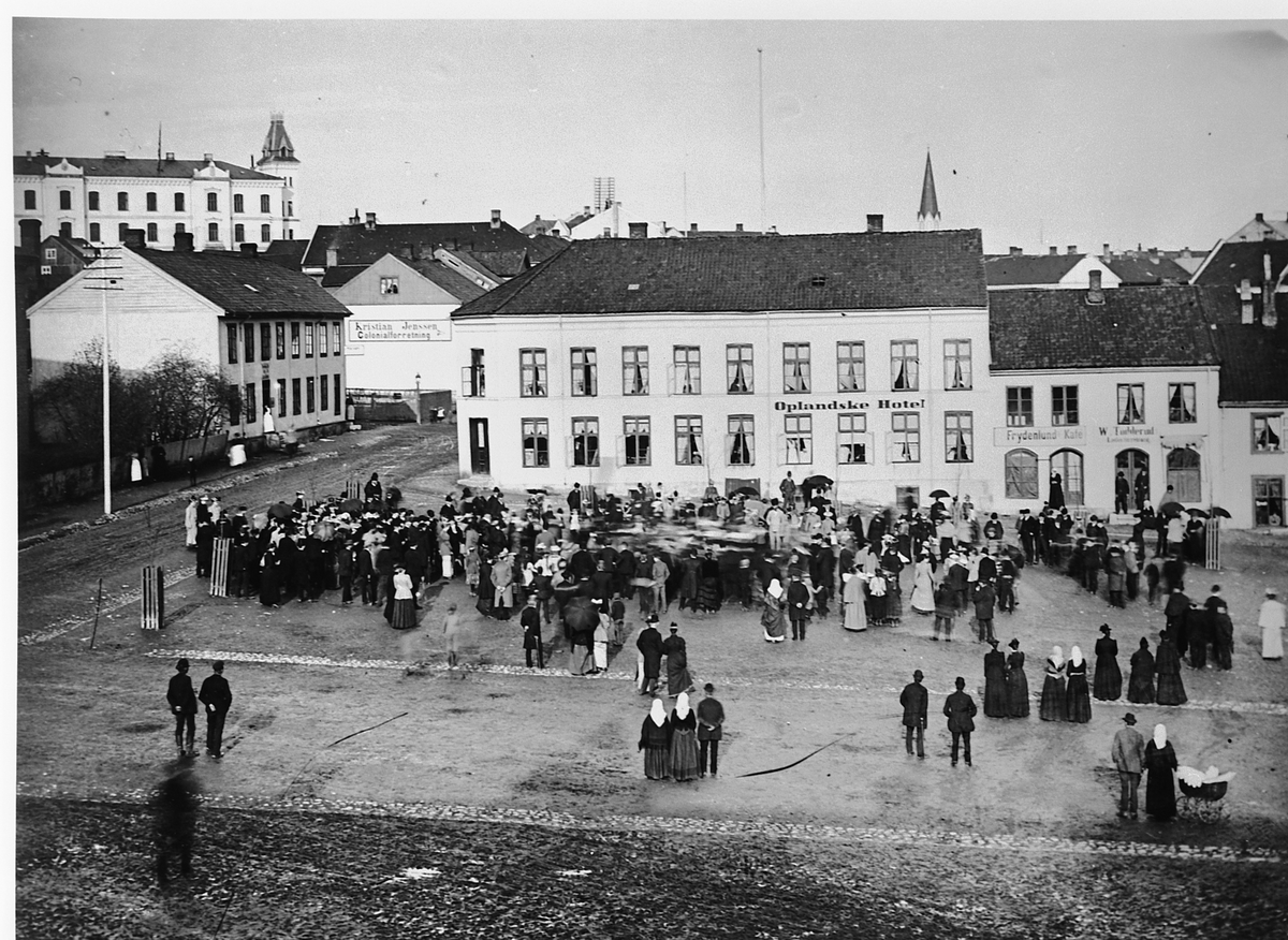 Hans Emil Erichsen, Stortorget i Hamar. Torggata. Oplandske Hotell. Folkeansamling.