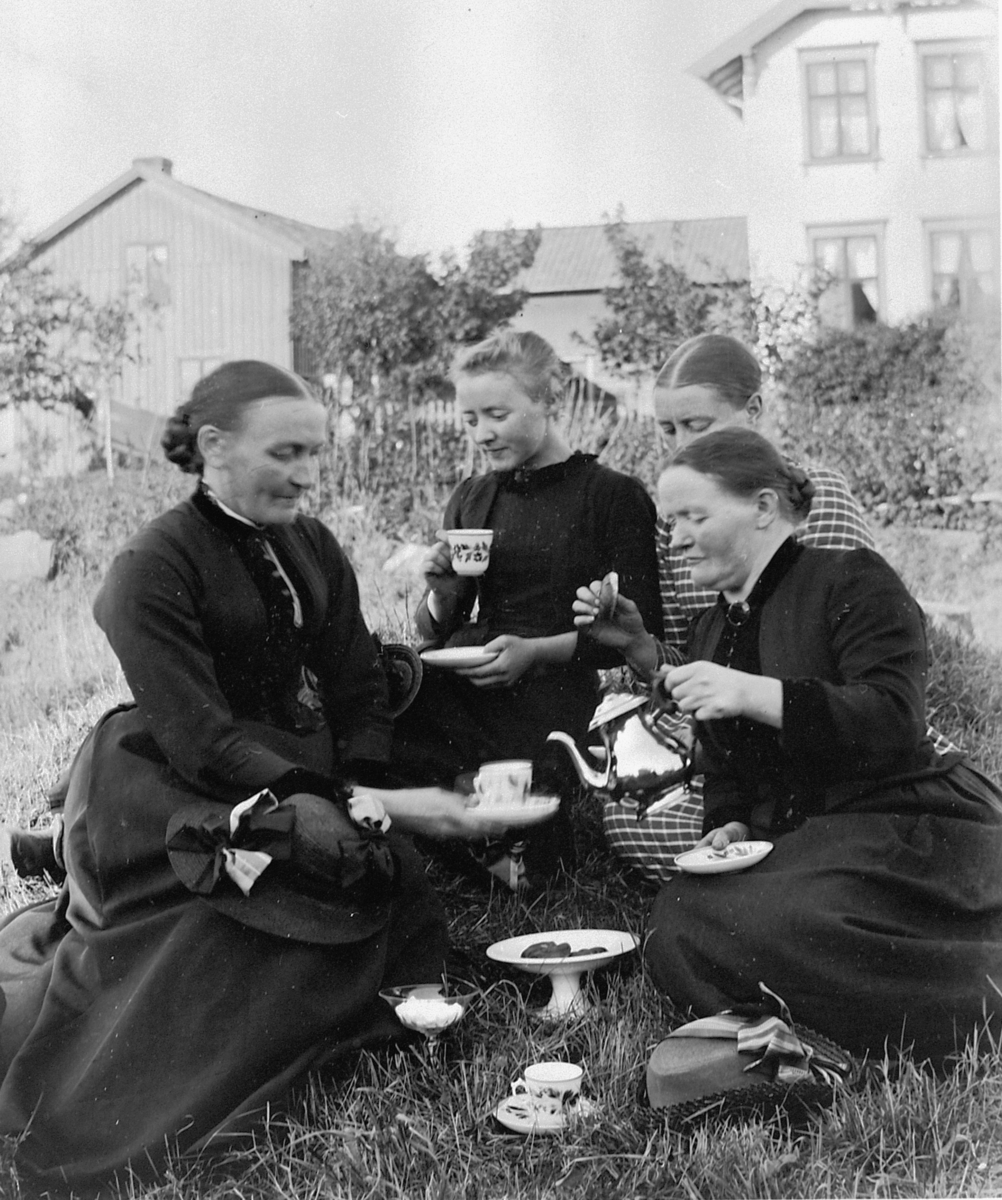Hans Emil Erichsen, Lundby i Parkgata 42, Hamar. Gruppe 4 kvinner drikker kaffe ute i hagen. Fra venstre menighetssøster Eline Halvorsen, Inger...., Gurine Pedersen (kokke hos familien Erichsen), og bakerst til høyre Kari Damhagen (stuepike hos Erichsen).