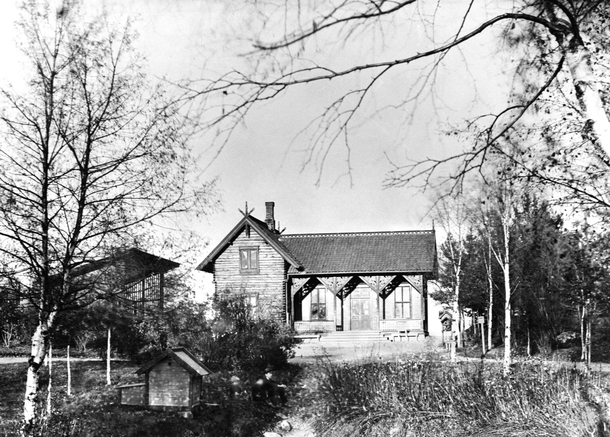 Hans Emil Erichsen, Hamar Park. Vaktmesterboligen. Tømmerbygning i dragestil.