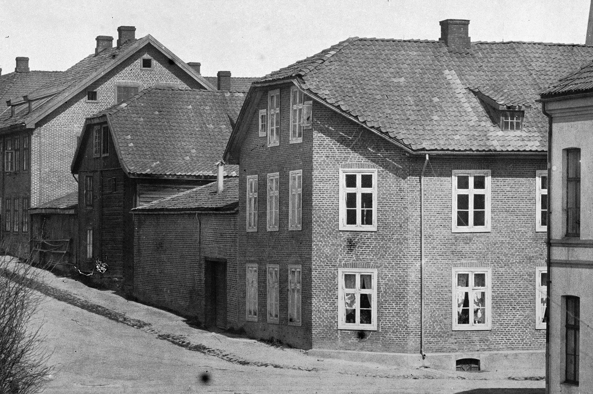 Hans Emil Erichsen, Krysset Heidemannsgate/Heidmannsgate, Skappelsgate i Hamar. Bebyggelse, utsnitt. Se HHB-08709. Agersborggården.