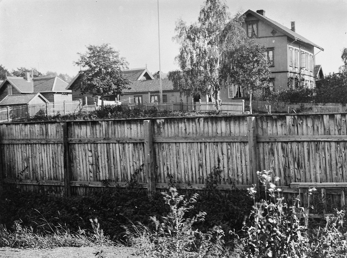 Hans Emil Erichsen, Parkgata, St. Olavsgate i Hamar. Trættebergvillaen med plankegjerde rundt.