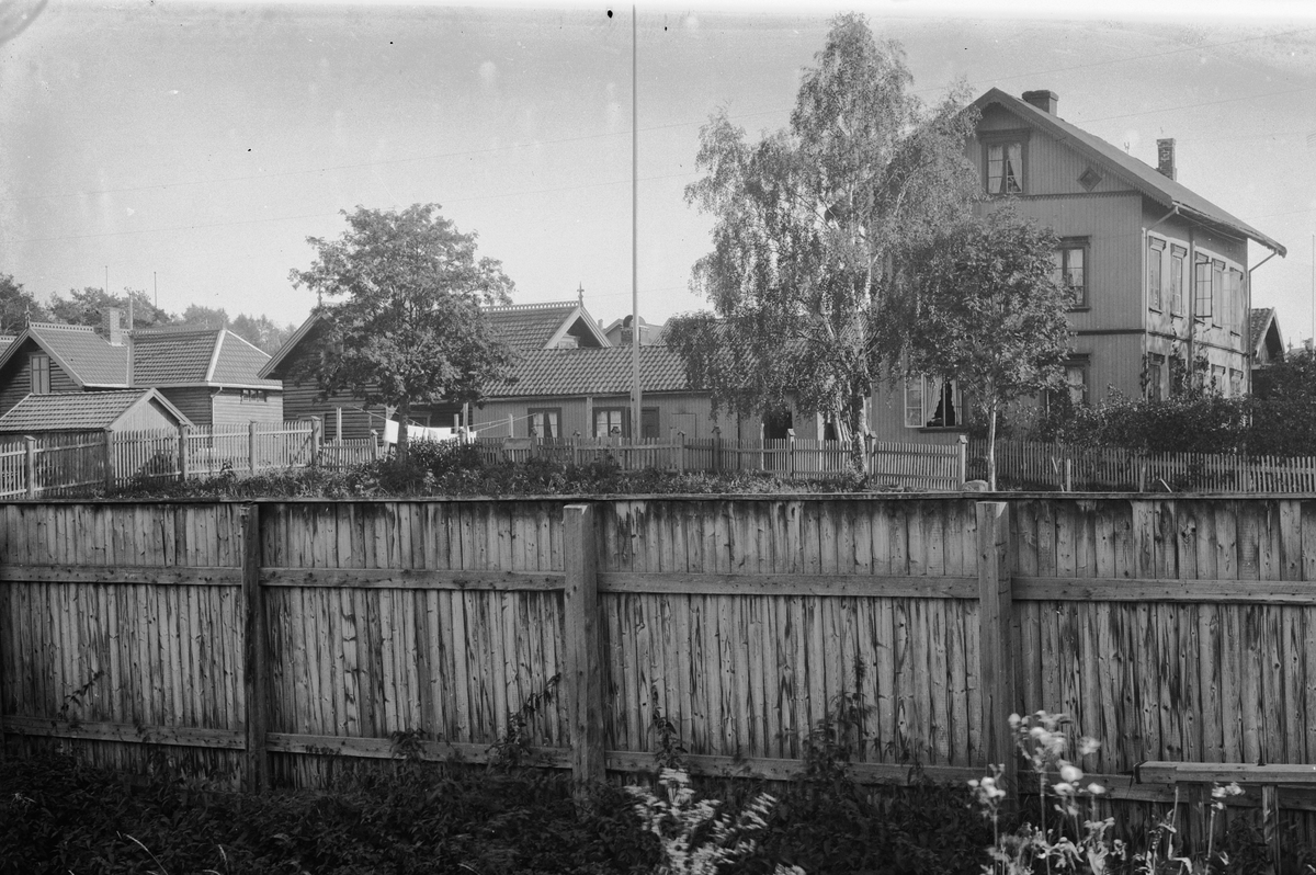 Hans Emil Erichsen, Parkgata, St. Olavsgate i Hamar. Trættebergvillaen med plankegjerde rundt. Utsnitt.
