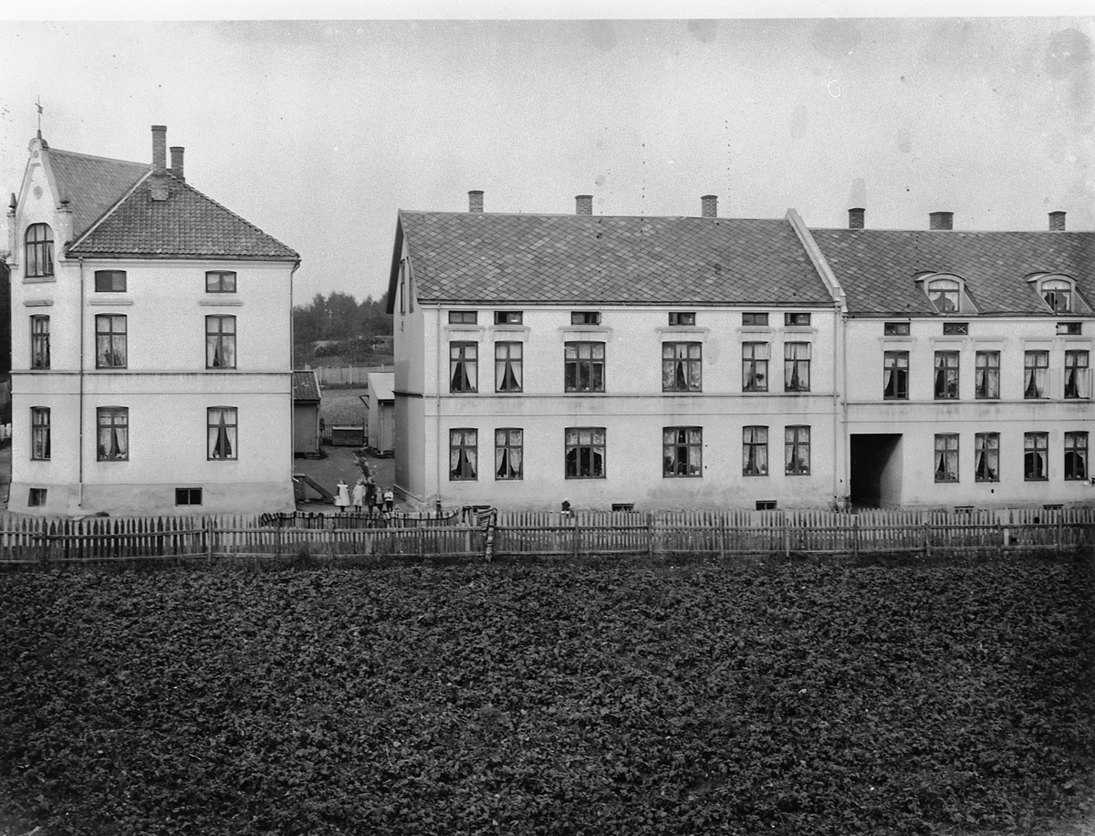 Hans Emil Erichsen, Sverresgate 54-56, Hamar. Stakitt i forgrunnen.