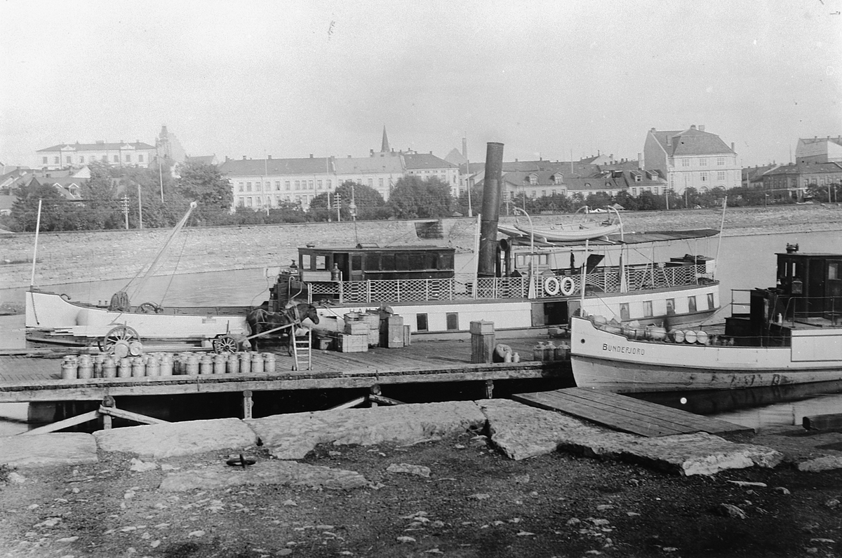 Hans Emil Erichsen, Hamar brygge med Mjøsbåter. Dampbåtene D/S Hamar og D/S Bundefjord. Lasting av gods. Hest med kjerre, melkespann og kasser.
