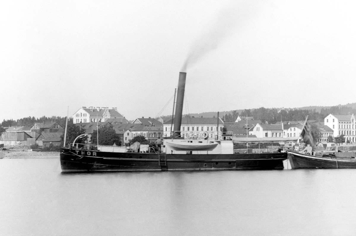 Hans Emil Erichsen, Jernbanebrygga, Hamar. Mjøsbåter. Dampbåt. Til høyre er laste og slepebåten Thor og godslekter.. Thor ble også brukt til isbryting.