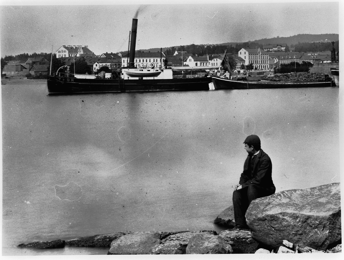 Hans Emil Erichsen, Jernbanebrygga, Hamar. Mjøsbåter. Dampbåt. Til høyre er laste og slepebåten Thor og godslekter. Thor ble også brukt til isbryting. Edvard Erichsen i forgrunnen.