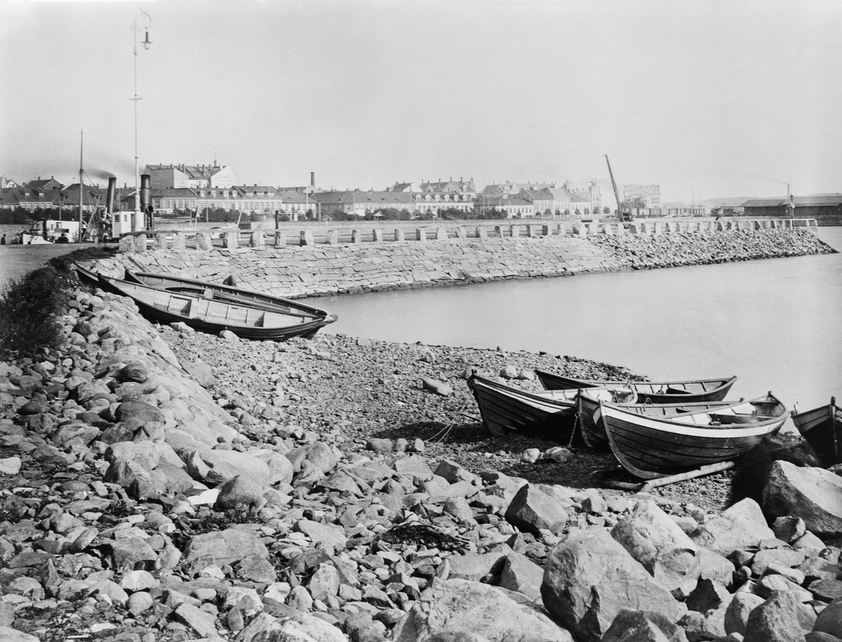 Hans Emil Erichsen, Hamar Brygge på Høiensalodden. Robåter på stranda. Robåter av gammel type, før dreggebåtene kom.