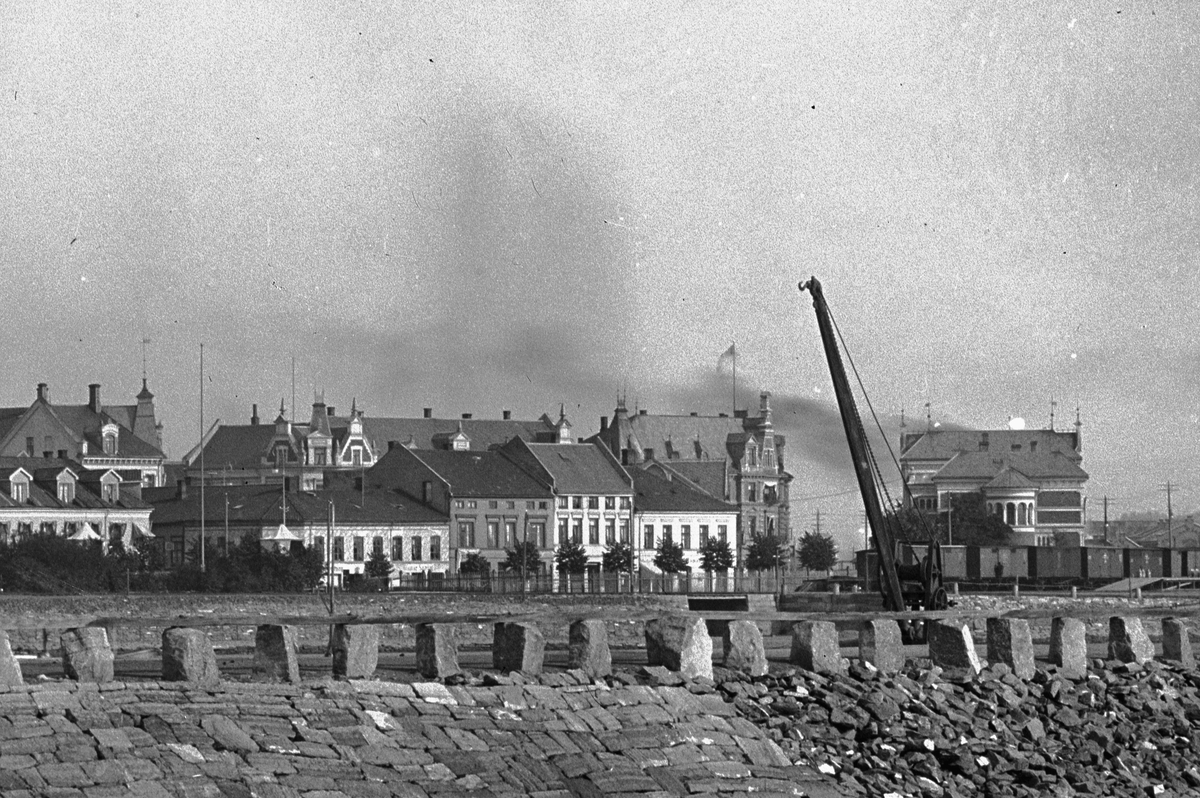 Hans Emil Erichsen, Hamar Brygge på Høiensalodden. Robåter på stranda. Robåter av gammel type, før dreggebåtene kom.