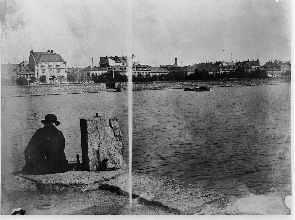Hans Emil Erichsen, Hamar Brygge. Ukjent mann i forgrunnen. Bebyggelsen i Strandgata, Hamar.