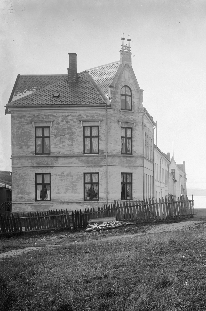 Hans Emil Erichsen, Håkonsgate 45 i Hamar som er revet. Lå der Fuglseth tomta er. Mot sør.