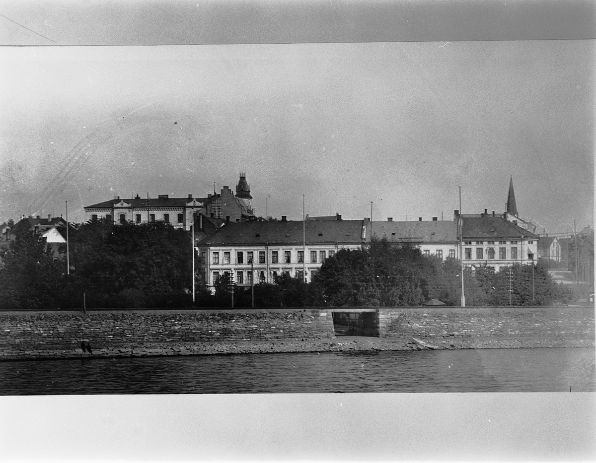 Hans Emil Erichsen, Bebyggelsen i Strandgata, Hamar sett fra brygga. Domkirken og Hamar Katedralskole.