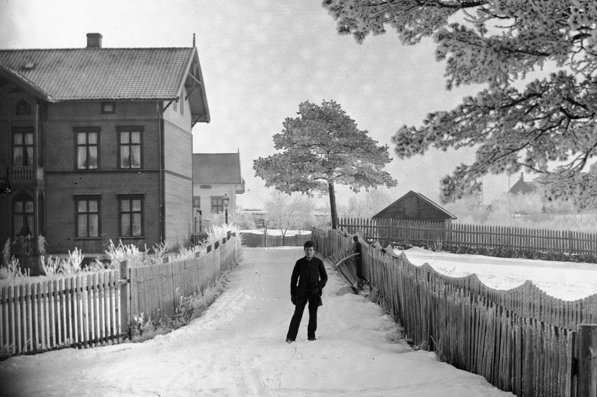 Hans Emil Erichsen, Parkgata, Hamar. Huset til stasjonsmester Christian Fredrik Lund til venstre.