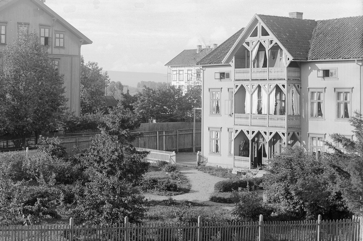 Hans Emil Erichsen, Pikeskolen til venstre ved Midtbyen skole, Hamar. Fra 1878 Til høyre er skoleinspektørboligen med hageanlegg.