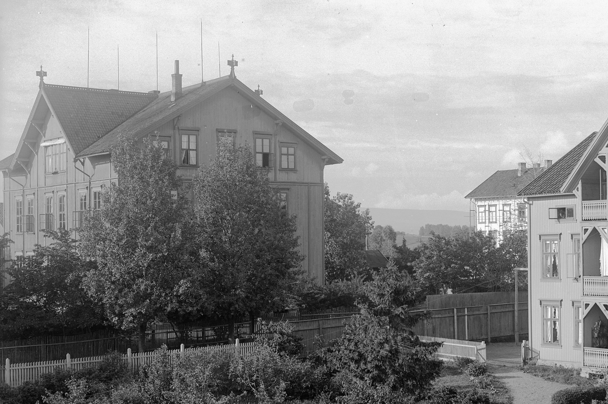 Hans Emil Erichsen, Pikeskolen til venstre ved Midtbyen skole, Hamar. Fra 1878 Til høyre er skoleinspektørboligen med hageanlegg.